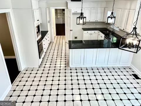 Kitchen - 122 White Oak Cir, Dublin, GA 31021 photo 8 of 13