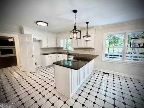 Kitchen - 122 White Oak Cir, Dublin, GA 31021 photo 11 of 13