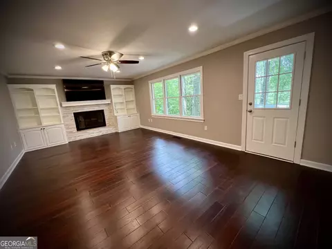 Living - 122 White Oak Cir, Dublin, GA 31021 photo 4 of 5