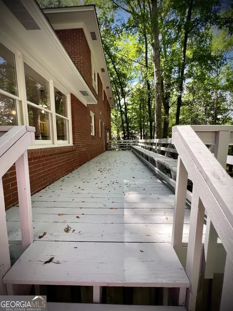 Exterior - 122 White Oak Cir, Dublin, GA 31021 photo 4 of 9