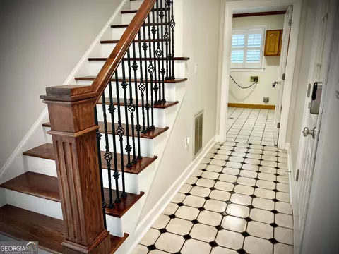 Entry Way - 122 White Oak Cir, Dublin, GA 31021 photo 2 of 8