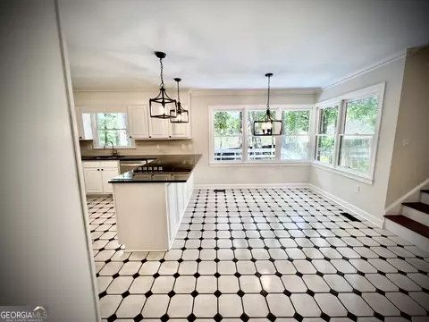 Kitchen - 122 White Oak Cir, Dublin, GA 31021 photo 10 of 13