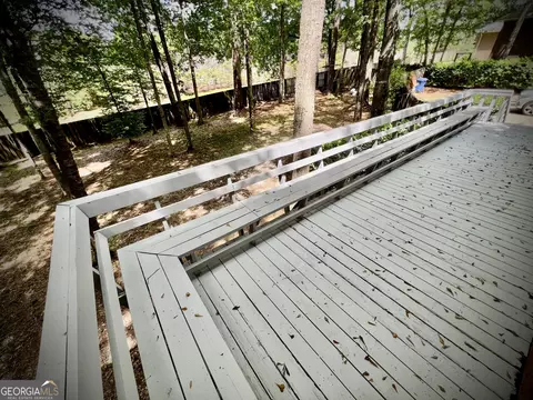 Exterior - 122 White Oak Cir, Dublin, GA 31021 photo 5 of 9