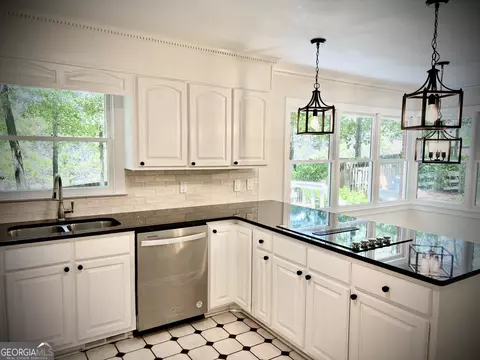 Kitchen - 122 White Oak Cir, Dublin, GA 31021 photo 4 of 13