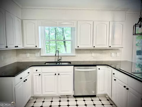 Kitchen - 122 White Oak Cir, Dublin, GA 31021 photo 7 of 13