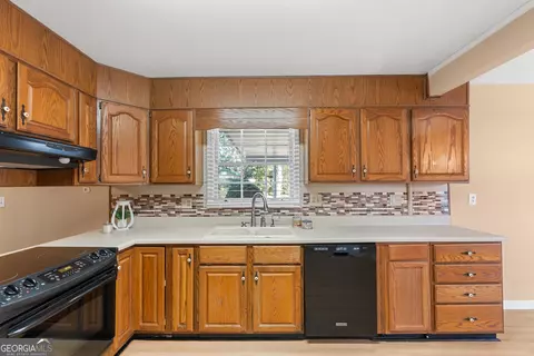 Kitchen - 111 Brett Ave, Warner Robins, GA 31088 photo 2 of 3
