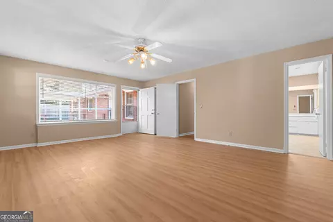 Living - 111 Brett Ave, Warner Robins, GA 31088 photo 2 of 7