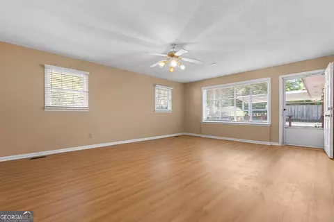 Living - 111 Brett Ave, Warner Robins, GA 31088 photo 5 of 7