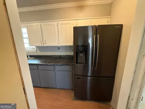 Kitchen - 109 W Jeff Davis Ave, Lyons, GA 30436 photo 2 of 2