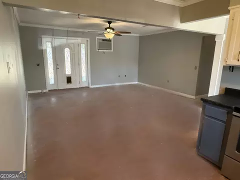 Living - 109 W Jeff Davis Ave, Lyons, GA 30436 photo 1 of 3