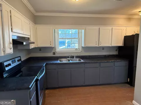 Kitchen - 109 W Jeff Davis Ave, Lyons, GA 30436 photo 1 of 2