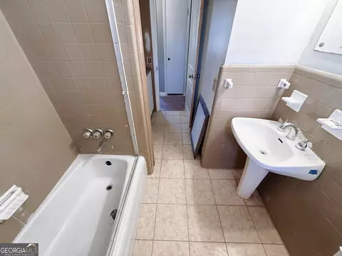 Bath - 109 W Jeff Davis Ave, Lyons, GA 30436 photo 3 of 5