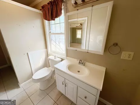 Bath - 109 W Jeff Davis Ave, Lyons, GA 30436 photo 1 of 5