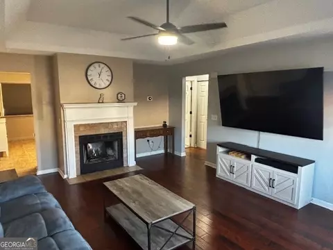 Living - 119 Hackamore Ln, Warner Robins, GA 31088 photo 3 of 3