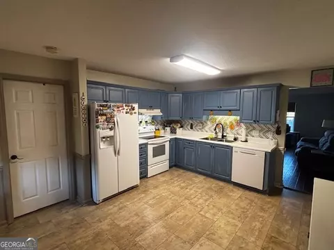 Kitchen - 119 Hackamore Ln, Warner Robins, GA 31088 photo 1 of 1