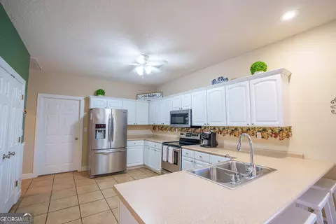 Kitchen - 458 Cv Mosley Blvd, Lyons, GA 30436 photo 1 of 3