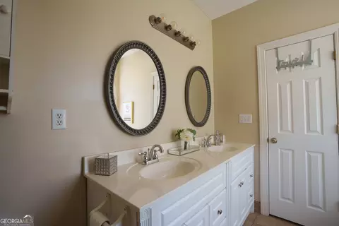 Bath - 458 Cv Mosley Blvd, Lyons, GA 30436 photo 2 of 5