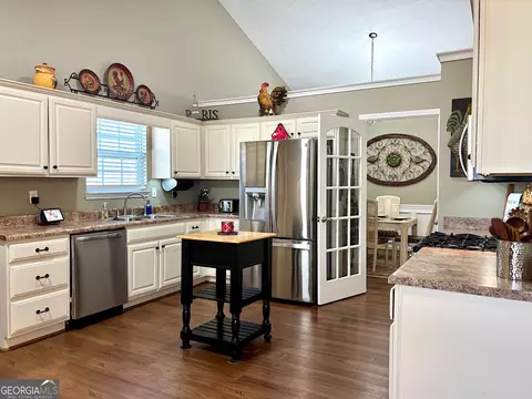 Kitchen - 222 Sandstone Dr, Hampton, GA 30228 photo 11 of 12