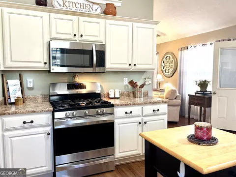 Kitchen - 222 Sandstone Dr, Hampton, GA 30228 photo 5 of 12