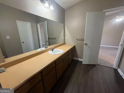 Bath - 5872 Fox Run, Rex, GA 30273 photo 2 of 4