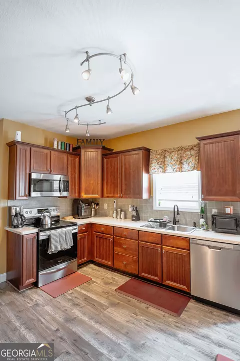 Kitchen - 424 Norman Ct, Hampton, GA 30228 photo 1 of 2