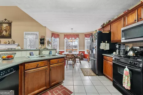 Kitchen - 190 Bridgemill Dr, Hampton, GA 30228 photo 2 of 3