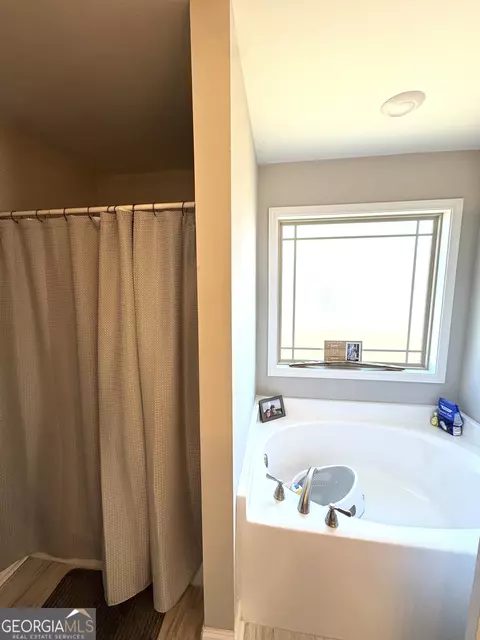 Bath - 606 Daisy Dr, Perry, GA 31069 photo 1 of 3