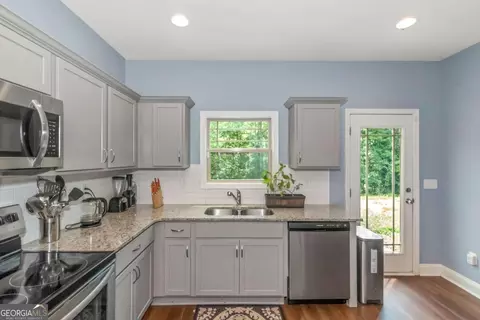 Kitchen - 275 Bramble Bush Trl, Covington, GA 30014 photo 2 of 3