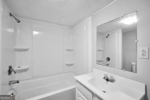 Bath - 237 Pulliam Dr, Jackson, GA 30233 photo 1 of 2