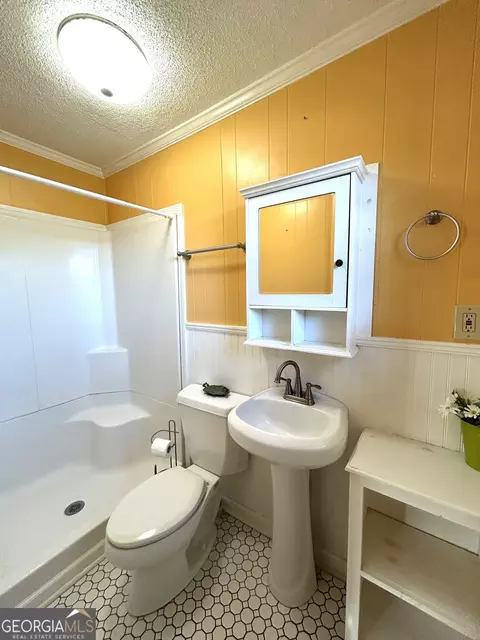Bath - 2922 W Point Rd, Lagrange, GA 30240 photo 1 of 2