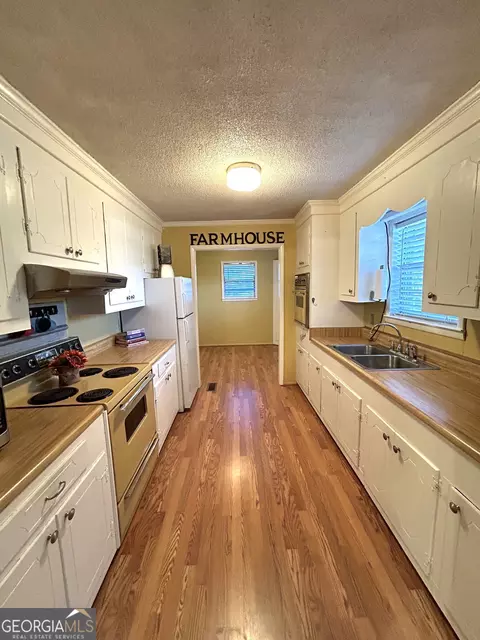 Kitchen - 2922 W Point Rd, Lagrange, GA 30240 photo 1 of 2