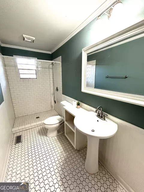 Bath - 2922 W Point Rd, Lagrange, GA 30240 photo 2 of 2