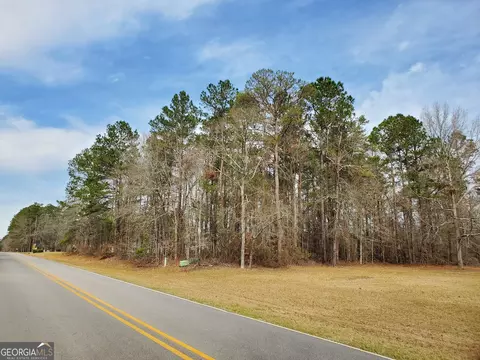 300 Plantation Dr, Sandersville, GA 31082