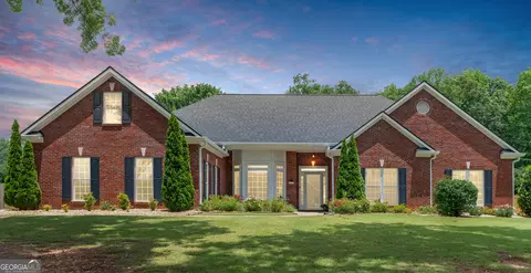 915 Cruce Lake Dr, Hoschton, GA 30548