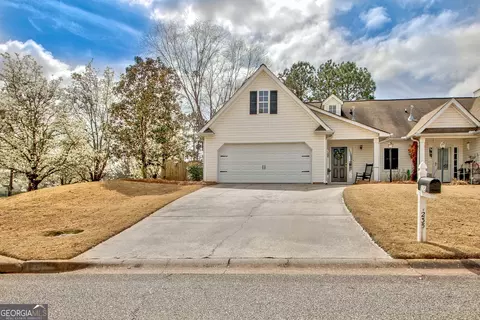 235 Courtyard Ln, Newnan, GA 30265