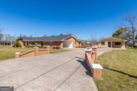 201 Greenwood Dr, Glennville, GA 30427