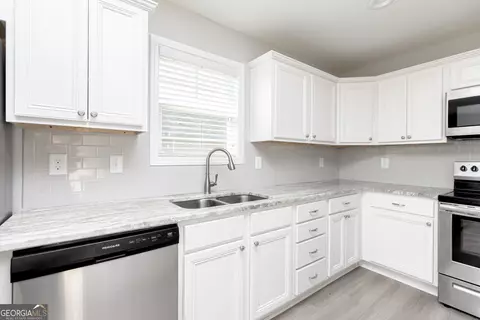 Kitchen - 103 Rocky Rd, Perry, GA 31069 photo 9 of 11