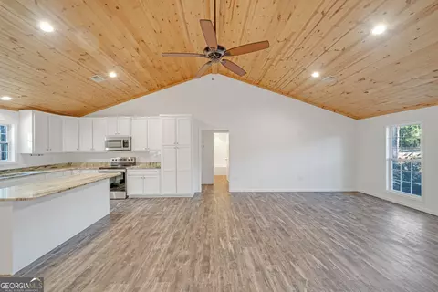 Living - 605 Claire Ln, Dublin, GA 31021 photo 4 of 5