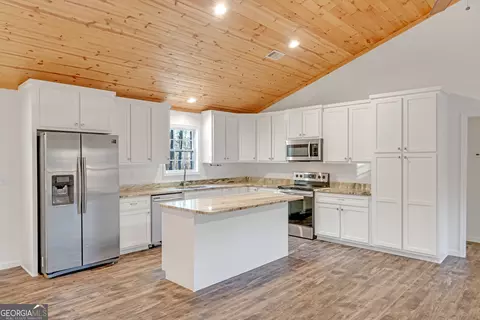 Kitchen - 605 Claire Ln, Dublin, GA 31021 photo 2 of 3