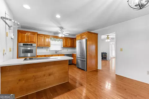 Kitchen - 214 Long Cove Dr, Lagrange, GA 30240 photo 2 of 4