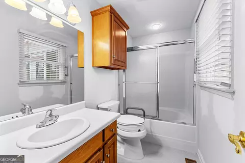 Bath - 214 Long Cove Dr, Lagrange, GA 30240 photo 2 of 3