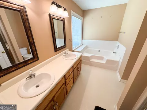 Bath - 199 Lake Forest Dr, Lagrange, GA 30240 photo 3 of 4