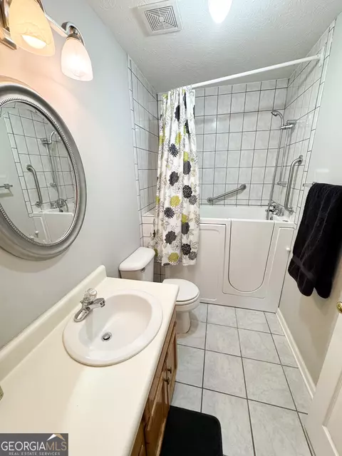 Bath - 199 Lake Forest Dr, Lagrange, GA 30240 photo 4 of 4