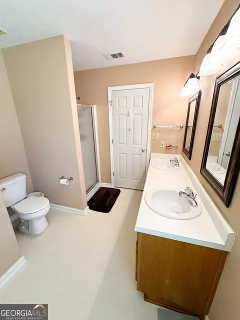 Bath - 199 Lake Forest Dr, Lagrange, GA 30240 photo 1 of 4