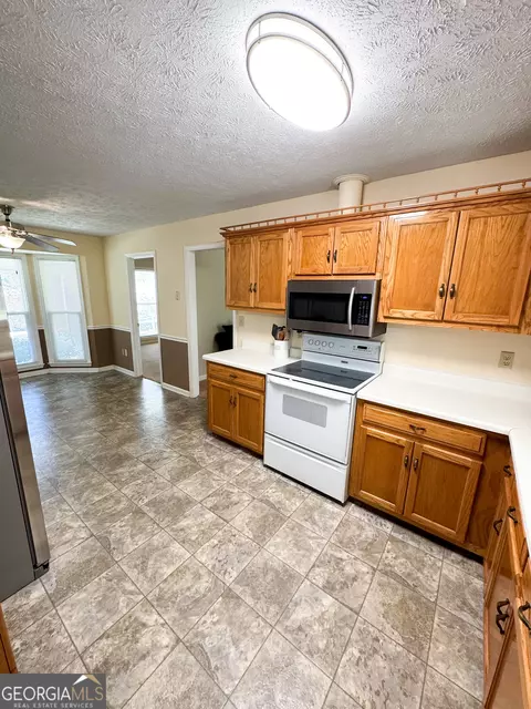 Kitchen - 199 Lake Forest Dr, Lagrange, GA 30240 photo 2 of 3