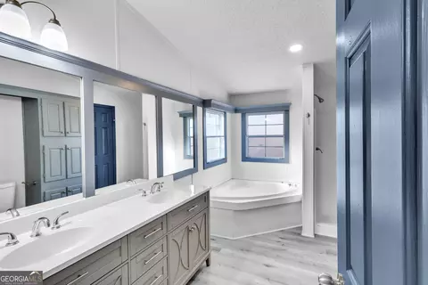 Bath - 737 Leonard Rd, Lagrange, GA 30241 photo 3 of 6