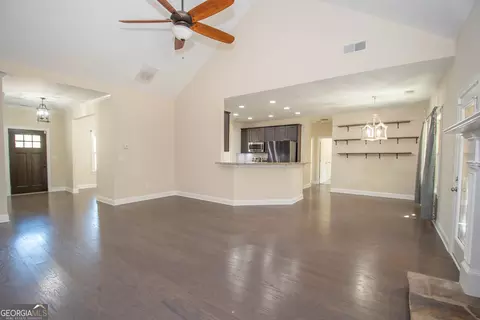 Living - 39 Chatham Ct, Williamson, GA 30292 photo 4 of 6