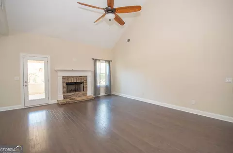 Living - 39 Chatham Ct, Williamson, GA 30292 photo 2 of 6