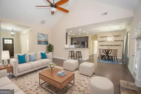 Living - 39 Chatham Ct, Williamson, GA 30292 photo 5 of 6