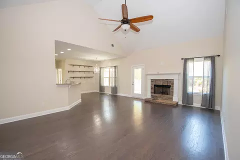 Living - 39 Chatham Ct, Williamson, GA 30292 photo 1 of 6